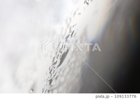 白や銀色から濃い灰色の冷たい氷水が溶けたような冷たいイメージ(レタッチおよび色操作画像) 白や銀色から濃い灰色の冷たい氷水が溶けたような冷たいイメージ(レタッチおよび色操作画像) 109133776