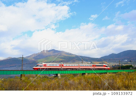 信州の高原地帯を走る長野電鉄の特急電車 信州の高原地帯を走る長野電鉄の特急電車 109133972