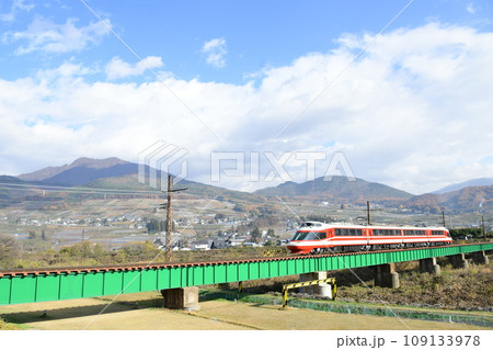 信州の高原地帯を走る長野電鉄の特急電車 109133978