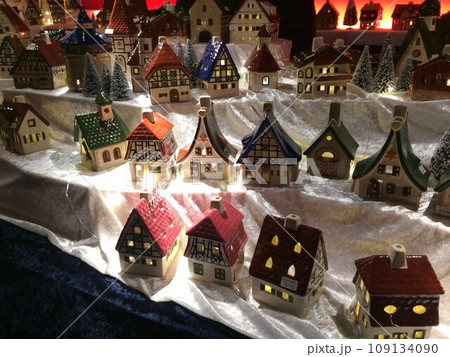 クリスマスマーケットに並ぶ陶器の家の写真素材 [109134090] - PIXTA