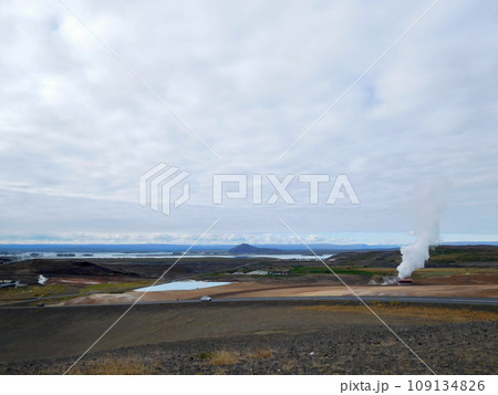 アイスランド　夏　ミーヴァトン　湖 109134826