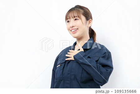 作業着を着た女性イメージ 作業着を着た女性イメージ 109135666