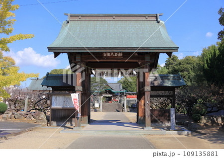 秋の滝宮天満宮、参門から拝殿を見る 秋の滝宮天満宮、参門から拝殿を見る 109135881