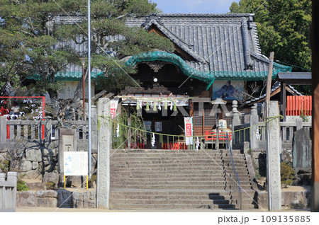 秋の滝宮天満宮、参道から拝殿を見る 109135885