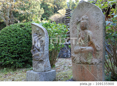 四国霊場第81番札所白峯寺手前の遍路道横の石仏とその背後の白峯寺十三重石塔（重文） 109135900