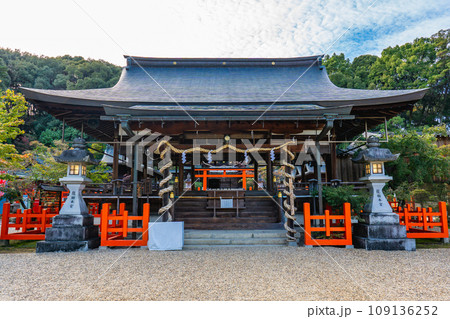 奈良県生駒郡三郷町の龍田大社　拝殿 109136252