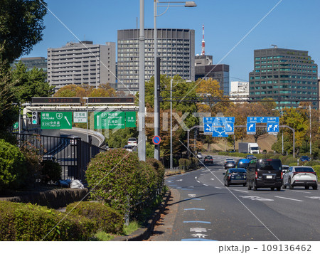 東京都市風景 首都高速と内堀通りの並走区間と街並み 東京都市風景 首都高速と内堀通りの並走区間と街並み 109136462
