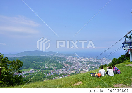 小樽のシンボル天狗山「鼻なで天狗さん」港の見えるスキー場 小樽のシンボル天狗山「鼻なで天狗さん」港の見えるスキー場 109136807