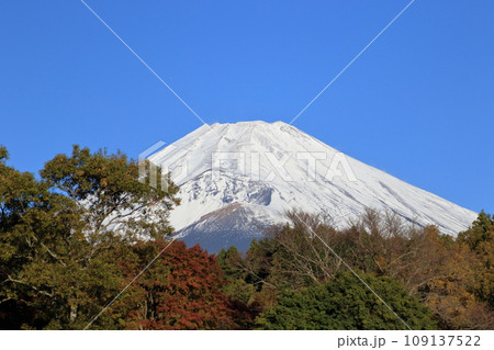 富士山 雪化粧 富士山 雪化粧 109137522