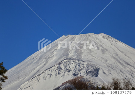 富士山　雪化粧 109137579