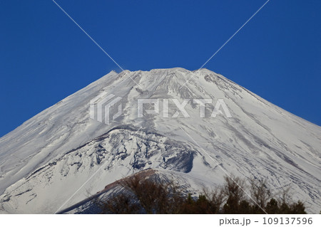 富士山　雪化粧 109137596