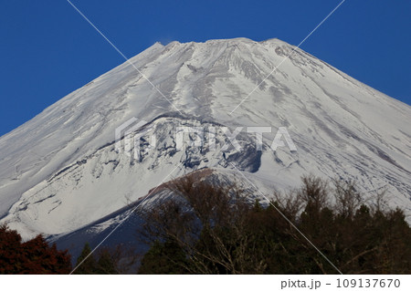 富士山　雪化粧 109137670