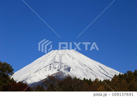 富士山　雪化粧 109137691