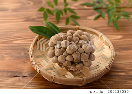 しめじ （ぶなしめじ）木目背景 109138059