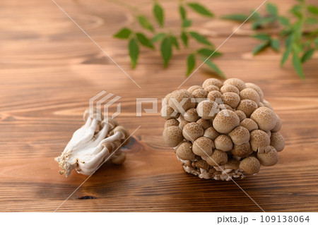 しめじ （ぶなしめじ）木目背景 109138064