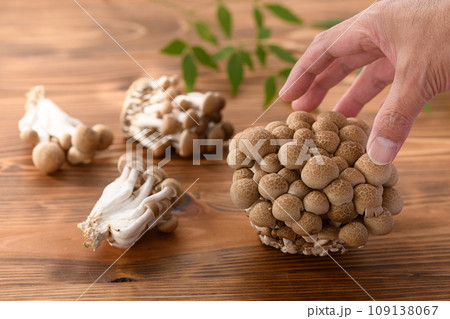 しめじ （ぶなしめじ）木目背景 109138067