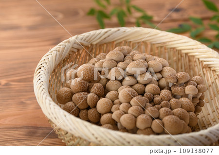 しめじ （ぶなしめじ）木目背景 109138077