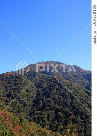 秋の空に映える紅葉の剣山 秋の空に映える紅葉の剣山 109138108