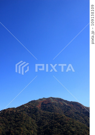 秋の空に映える紅葉の剣山 秋の空に映える紅葉の剣山 109138109