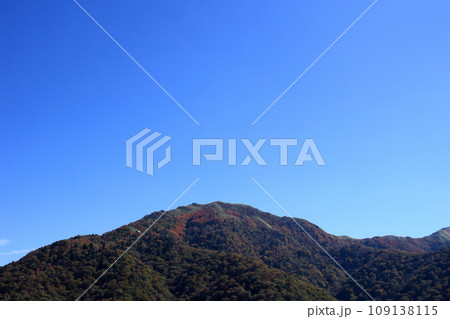 秋の空に映える紅葉の剣山 秋の空に映える紅葉の剣山 109138115