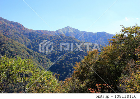 秋の空と紅葉した山々 秋の空と紅葉した山々 109138116