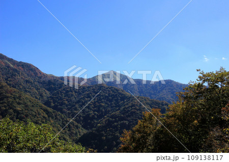 秋の空と紅葉した山々 秋の空と紅葉した山々 109138117