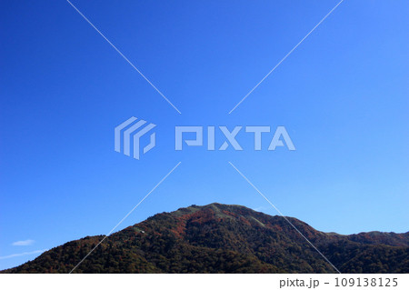 秋の空に映える紅葉の剣山 109138125