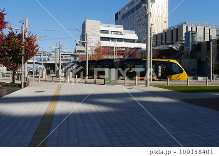 黄色と黒のスマートな車体、宇都宮の新交通システム、宇都宮ライトレール 黄色と黒のスマートな車体、宇都宮の新交通システム、宇都宮ライトレール 109138401