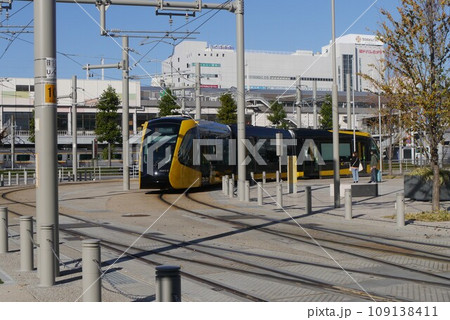 黄色と黒のスマートな車体、宇都宮の新交通システム、宇都宮ライトレール 黄色と黒のスマートな車体、宇都宮の新交通システム、宇都宮ライトレール 109138411