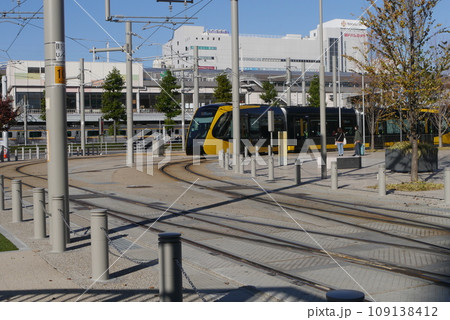 黄色と黒のスマートな車体、宇都宮の新交通システム、宇都宮ライトレール 黄色と黒のスマートな車体、宇都宮の新交通システム、宇都宮ライトレール 109138412