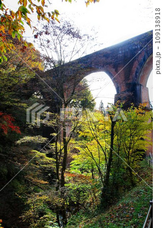 碓氷川に架かる煉瓦造りの美しい4連アーチ橋… 碓氷峠の『めがね橋』【旧線・碓氷第三橋梁】 109138918