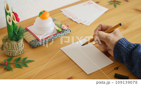 年賀状イメージ｜年賀状・筆ペン・門松・鏡餅 109139078