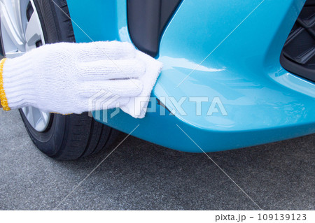 車のキズ補修作業(補修方法) キズ部分の油分や汚れを除去する作業 車のキズ補修作業(補修方法) キズ部分の油分や汚れを除去する作業 109139123