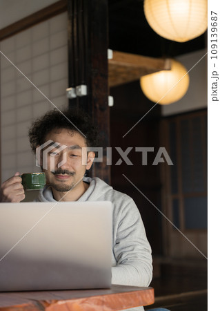 古民家でパソコン作業をする男性 リモートワークや田舎での生活 古民家でパソコン作業をする男性 リモートワークや田舎での生活 109139687