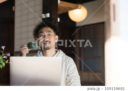 古民家でパソコン作業をする男性 リモートワークや田舎での生活	 109139692