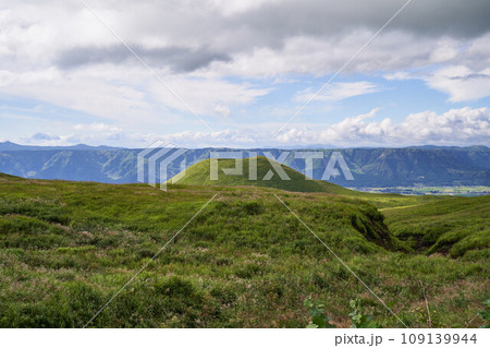 熊本県 米塚と阿蘇外輪山 熊本県 米塚と阿蘇外輪山 109139944
