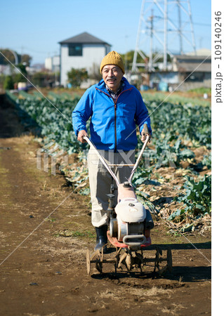 耕うん機を持つ男性 耕うん機を持つ男性 109140246