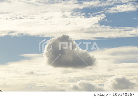 東京スカイツリー上空の雲 109140367