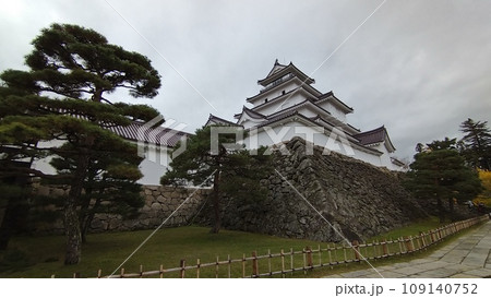 曇り空の鶴ヶ城天守と松 曇り空の鶴ヶ城天守と松 109140752