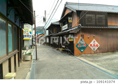 【重要伝統的建造物群保存地区】豊町御手洗　御手洗昭和館のある通り　広島県呉市 109141074