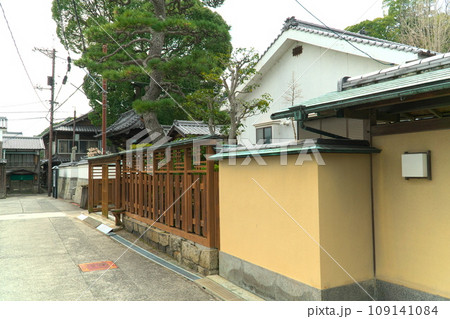 【重要伝統的建造物群保存地区】豊町御手洗 大東寺の門前の風景 広島県呉市 【重要伝統的建造物群保存地区】豊町御手洗 大東寺の門前の風景 広島県呉市 109141084