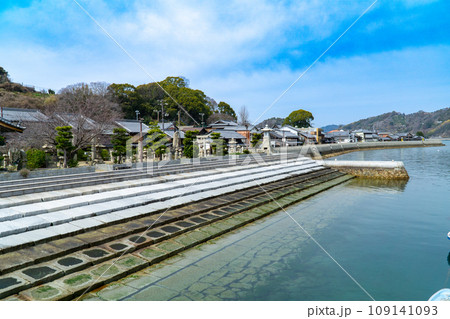 【重要伝統的建造物群保存地区】豊町御手洗 江戸時代の防波堤から見た街並み 広島県呉市 【重要伝統的建造物群保存地区】豊町御手洗 江戸時代の防波堤から見た街並み 広島県呉市 109141093