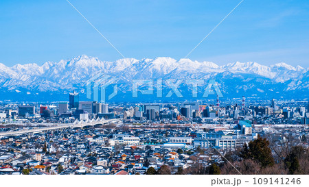 呉羽山公園から富山市街と立山連峰の眺め（冬） 109141246