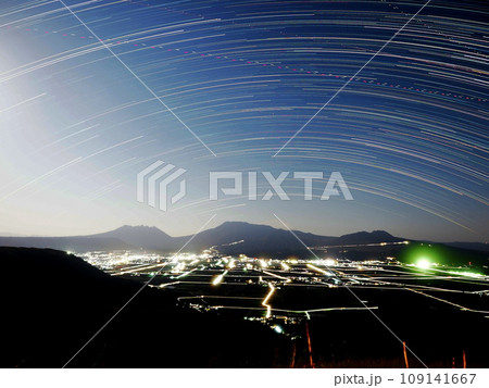 星降る阿蘇山　夜の寝観音様 109141667
