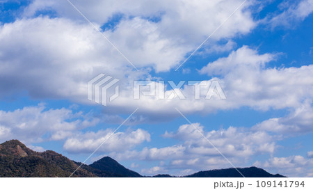 青空に流れる白い雲 青空に流れる白い雲 109141794