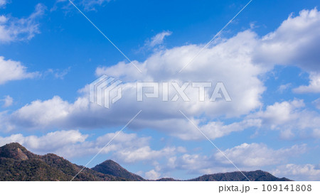 青空に流れる白い雲 青空に流れる白い雲 109141808