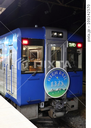 夜の野辺山駅に停車中の小海線 HIGH RAIL 星空 夜の野辺山駅に停車中の小海線 HIGH RAIL 星空 109142570