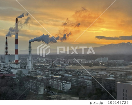 夕焼けに染まる街並み 109142725