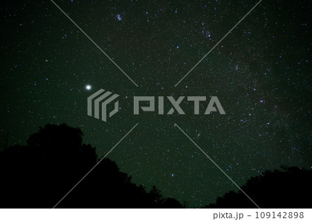 下北山村の星空(撮影地:奈良県吉野郡下北山村前鬼 不動七重滝展望台) 下北山村の星空(撮影地:奈良県吉野郡下北山村前鬼 不動七重滝展望台) 109142898