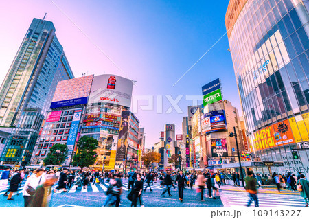 日本の東京都市景観 10週連続減↓…渋谷駅前の渋谷スクランブル交差点などを望む。脱コロナ…＝22日 109143227